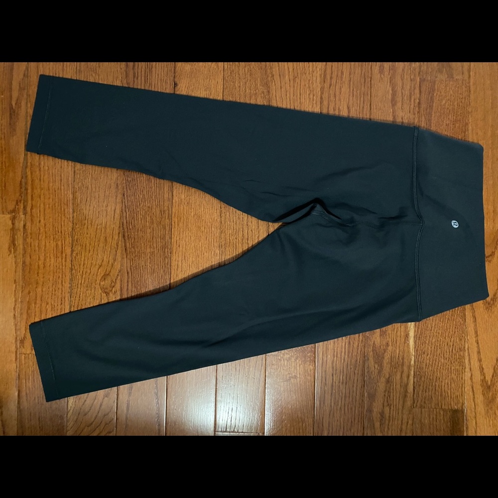 Lululemon Size 6 Wunder Under Crops